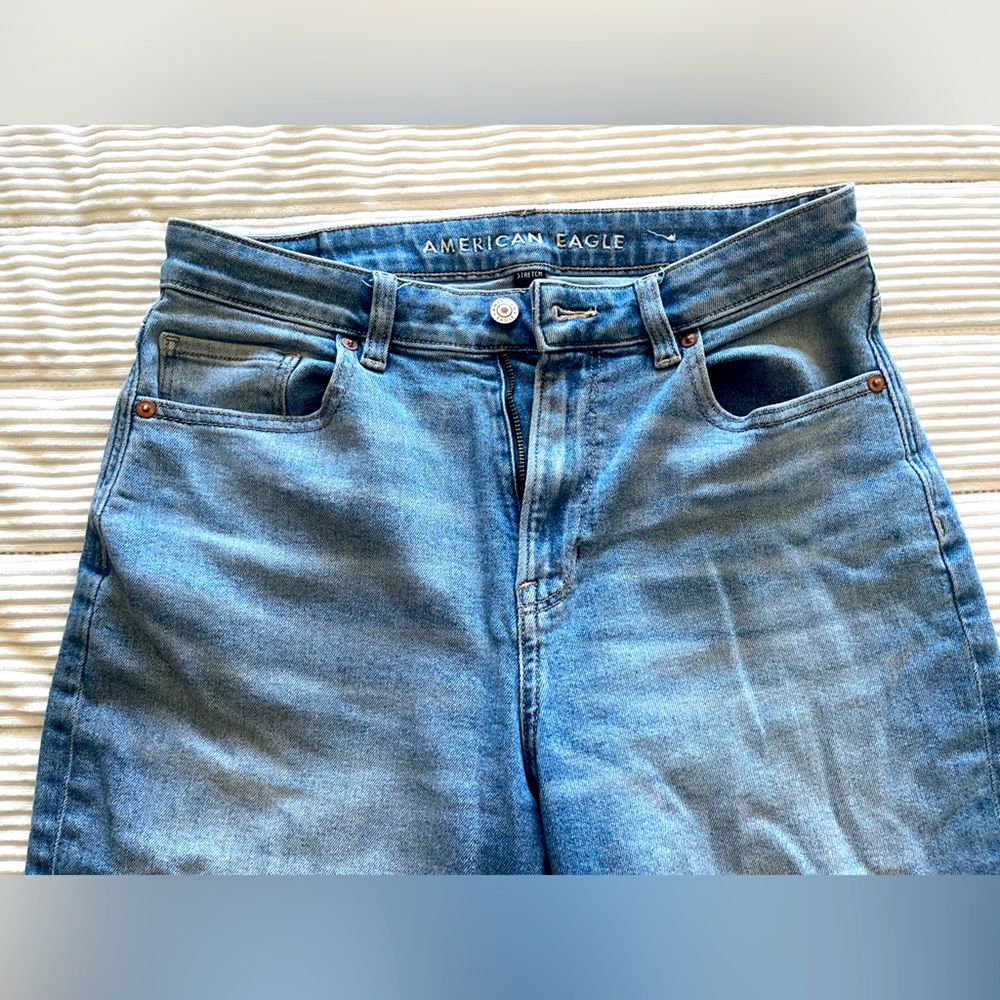 American Eagle Size 8 Mom Jean